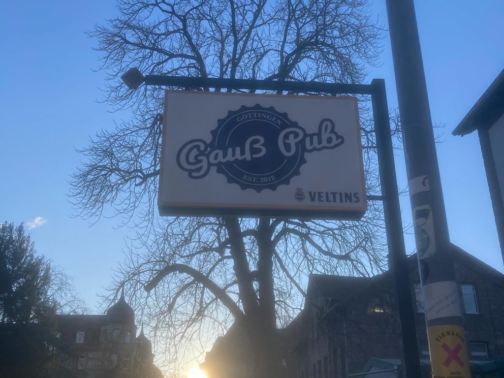 Eftersigende skulle den være frekventeret af de fysikstuderende i byen.