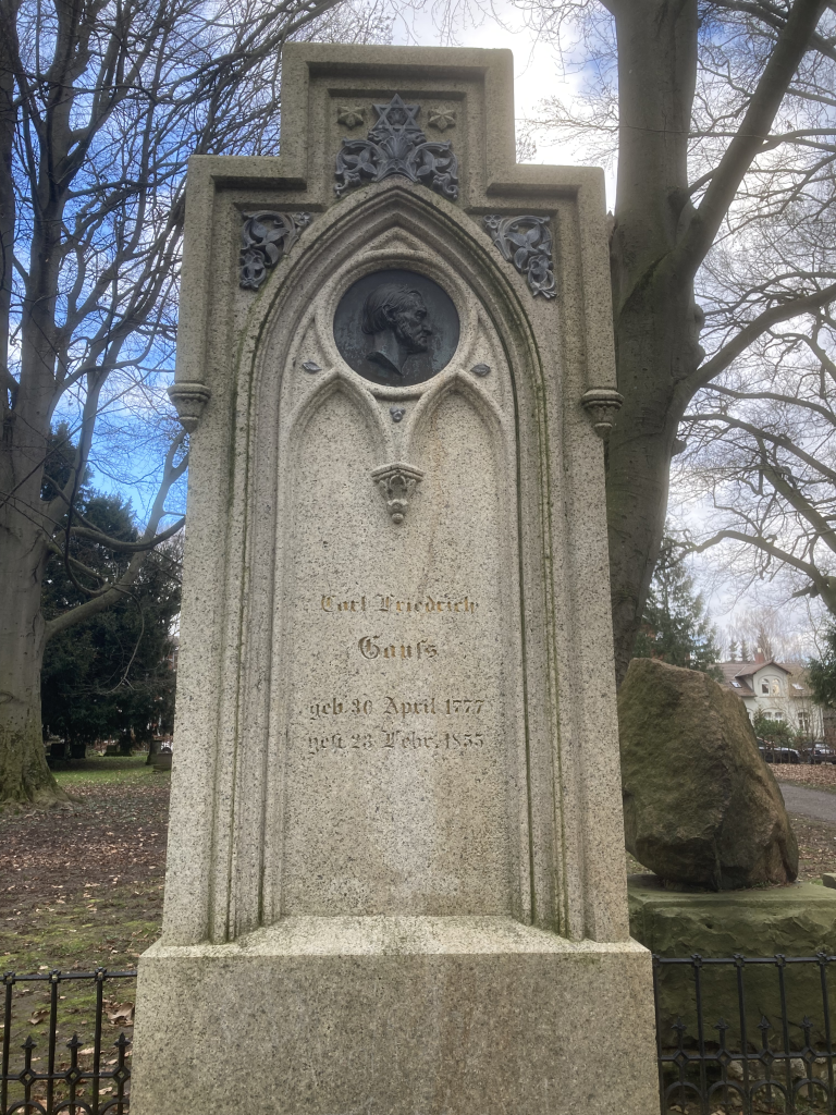 Desværre ingen 17-kant på gravstenen.