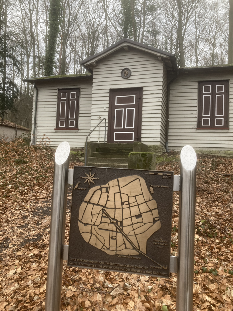 "Nu tog han sagen alvorligt, han havde til formålet fået opført en vinduesløs hytte med en dør, der var lufttæt, og søm af ikke magnetisérbart kobber." - Opmålingen af Verden, Daniel Kehlmann